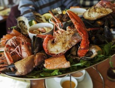 Εστιατόριο δίνει μαριχουάνα σε αστακούς για να είναι πιο... «ανεβασμένοι» όταν βράζονται ζωντανοί